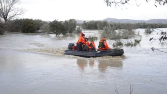 Narta e përmbytur sa herë ka rreshje, banorët kërkojnë pastrimin urgjent të kanalit