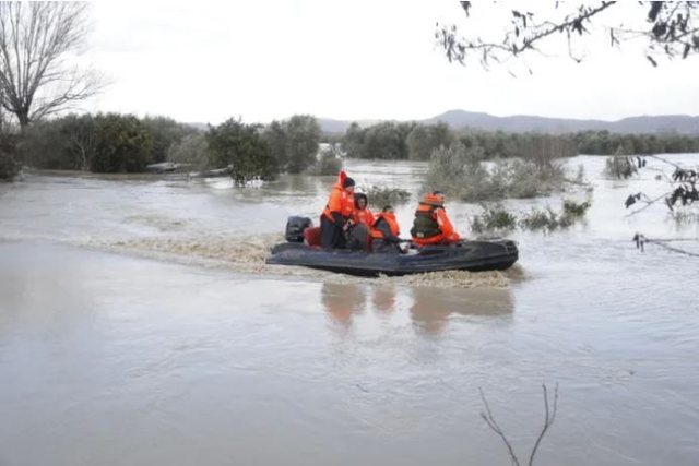 Narta e përmbytur sa herë ka rreshje, banorët kërkojnë pastrimin urgjent të kanalit
