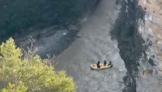 Dyshohet se u hodh në lumin Osum, kërkime me polumbarë të RENEA-s në kanionet e Skraparit për gjetjen e trupit të 42-vjeçarit
