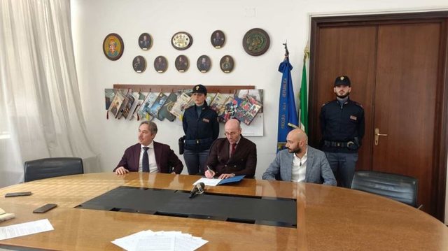 Çmontohet banda e ‘skifterëve’ shqiptarë në Itali , 4 të arrestuar dhe 6 policë të plagosur gjatë aksionit! Sekuestrohen 1 mln euro mall i vjedhur, 100 mijë USD cash dhe armë