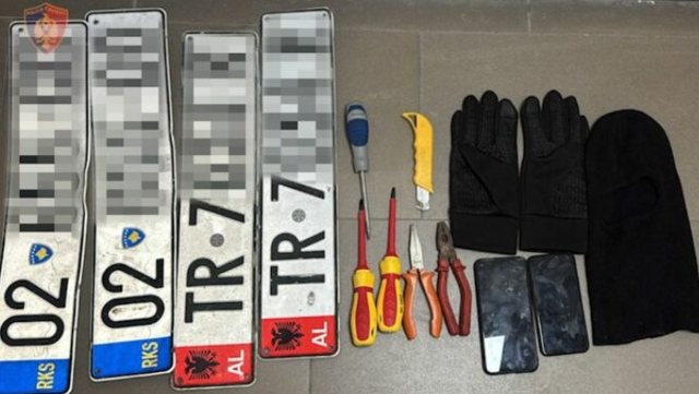 Vidhte targa automjetesh e ua shiste personave me precedent për të kryer krime, arrestohet 36-vjeçari