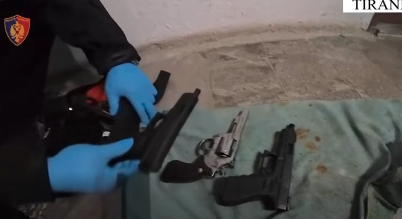 Armë nga Kosova për t’i shitur në Tiranë, zbulohet magazina në Selitë, arrestohen 4 persona