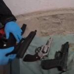 Armë nga Kosova për t’i shitur në Tiranë, zbulohet magazina në Selitë, arrestohen 4 persona