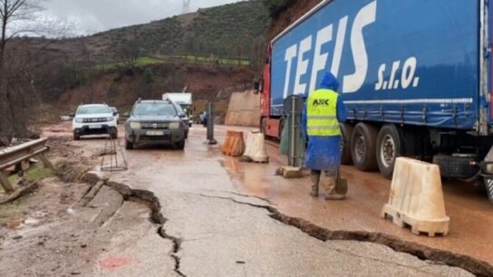 Reshjet çajnë aksin Librazhd–Prrenjas, qytetarët: Katastrofë!