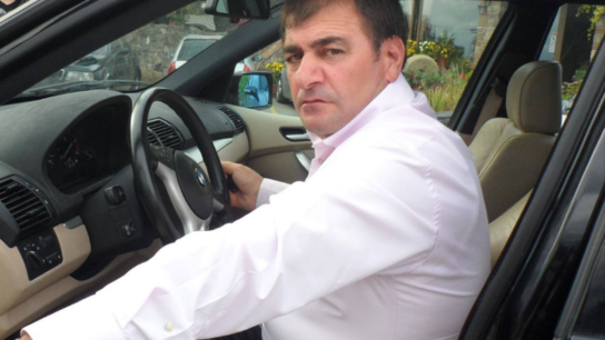 Zero siguri te “FiBank”! 58-vjeçari frikësoi klientët dhe grabiti 20 mln lekë, arrestohet (Pamje)