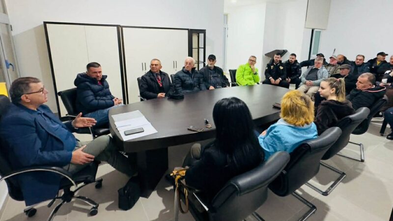 Ringritja e Shoqatës “Çamëria” në Vlorë – Konstituohen strukturat e reja drejtuese