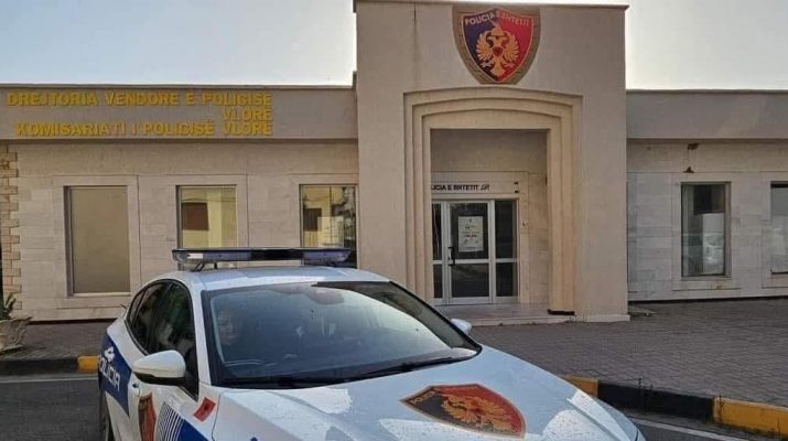 Vlorë, shtetasi përplaset fizikisht me gazetarin gjatë protestës, shoqërohet në komisariat