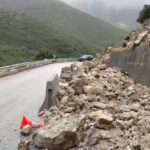 Rënie gurësh në aksin Dhërmi-Himarë, vështirësohet qarkullimi i automjeteve