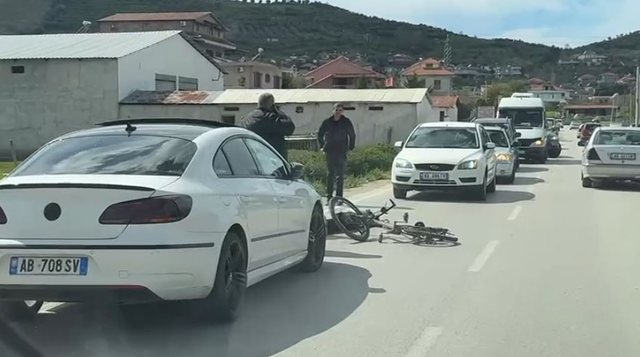 Aksident në rrugën Fier-Patos, makina përplas biçiklistin