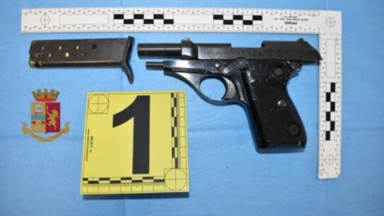 Goditet baza e armatimeve të organizatës kriminale të drogës, arrestohen shqiptari dhe partnerja e tij