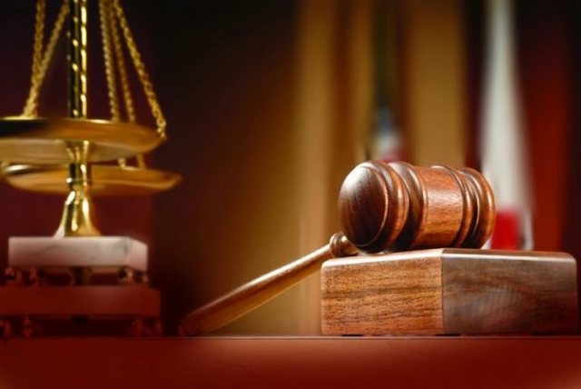 U kallëzua nga ish-bashkëshorti se braktisi tre fëmijët, procedohet penalisht 30-vjeçarja në Lezhë