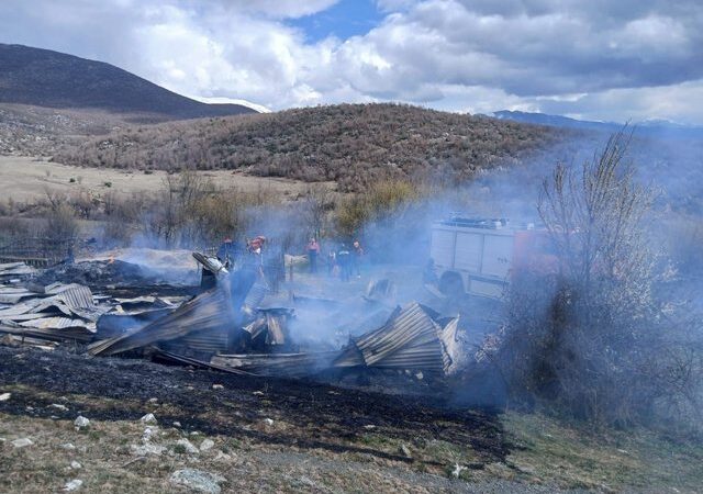 Zjarr në Kolonjë, digjet stalla me ushqim për bagëtitë