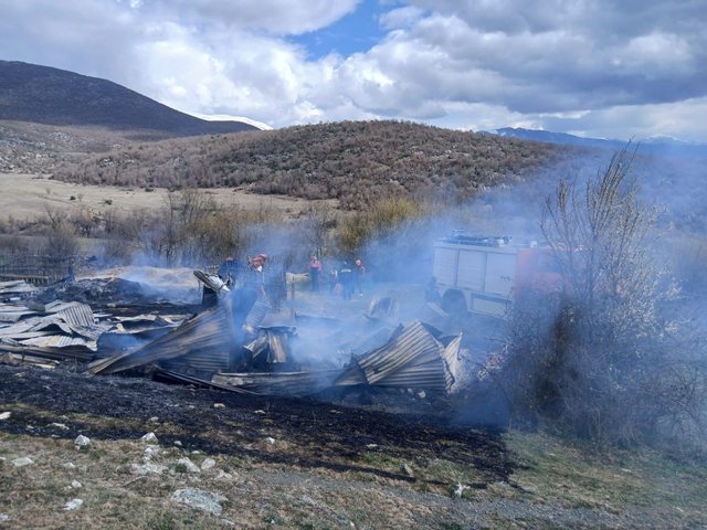 Zjarr në Kolonjë, digjet stalla me ushqim për bagëtitë