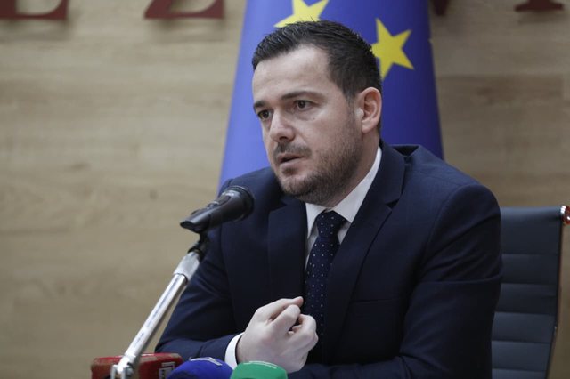 “Nafta falas…”/ Nga hapja e IPARD te mbështetja për fermerët dhe dëmshpërblimet, ministri Salla shpjegon ndryshimin e skemës së re