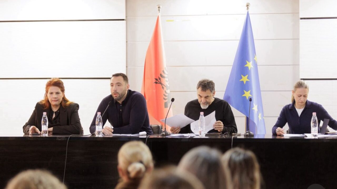 Asambleja e Shpresës: Kur “Sfidat” zgjidhen me dolli, ndërsa domatja bëhet “Luks”