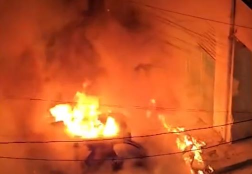 Digjen dy automjete pas mesnate në Vlorë, dyshohet zjarrvënie e qëllimshme