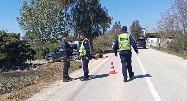 Dyshohet se tentoi të parakalonte makinën, ndërron jetë drejtuesi i motoçikletës në aksin rrugor nacional Fier-Shegan