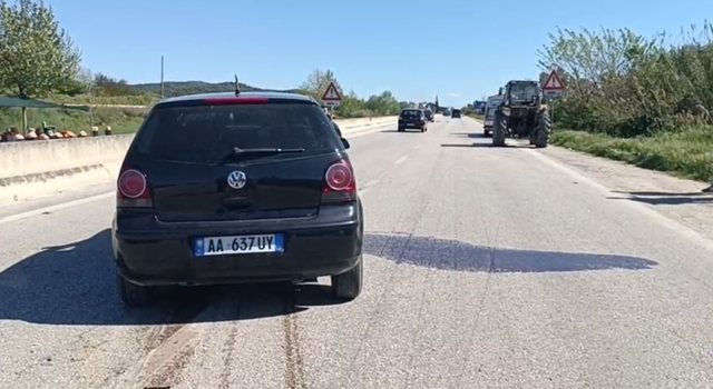 Aksident në autostradën Rrogozhinë-Lushnjë, vetura me shpejtësi merr përpara zetorin bujqësor! 3 të plagosur në spital