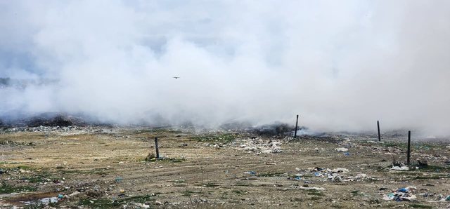 FOTO/ Zjarri në Landfillin e Bushatit vijon të mbahet nën kontroll, por a ka rrezik për banesat përreth?