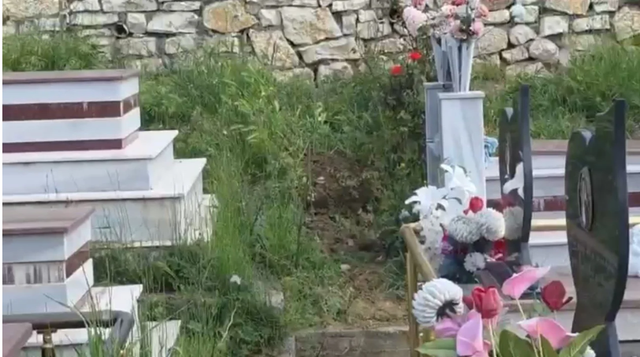 E pazakontë/ Vidhen eshtrat e gruas që ndërroi jetë 17 vite më parë në Lushnje, hajdutët hapen tunel nën dhé