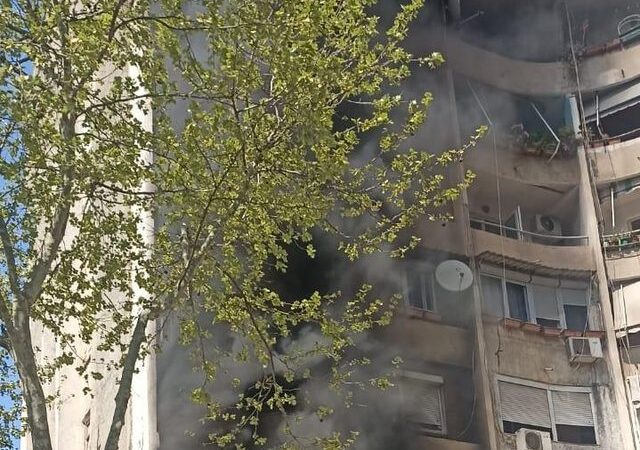 Zjarr në zonën e 9-katsheve, flakët përfshijnë pallatin