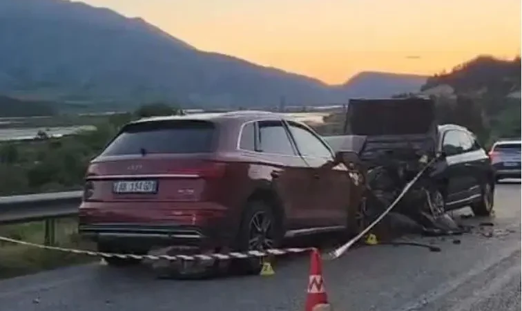 Aksident në aksin Tepelenë-Krahës, përplasen dy makina, 8 të plagosur
