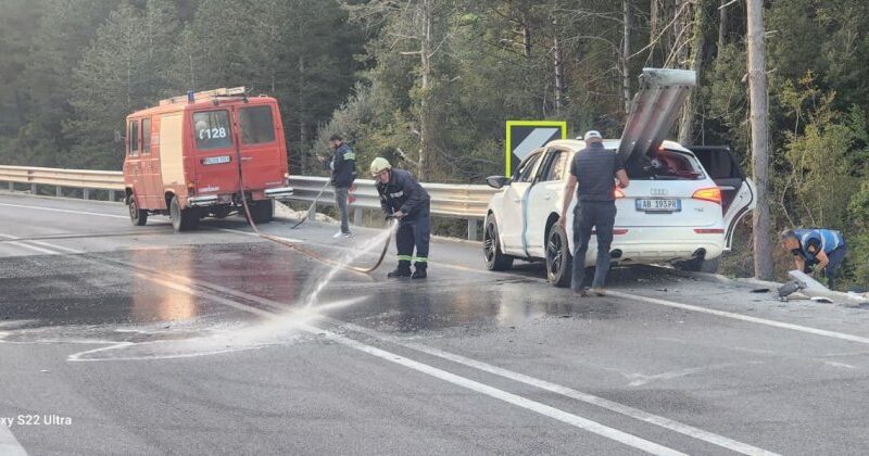 Vlorë/ Barriera e rrugës ndan në dysh makinën, shpëton i riu