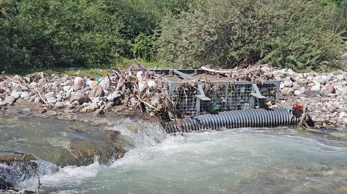 Panoramë e rëndë mjedisore, liqeni i Kukësit shndërrohet në vendgrumbullim mbetjesh plastike