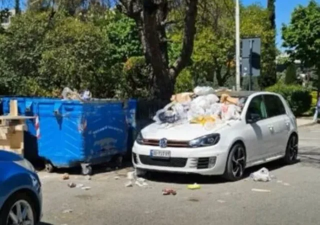 E parkoi para kazanëve, banorët ‘hakmerren’, i mbushin makinën me mbeturina