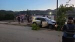 Aksident në Gramsh, automjeti del nga rruga dhe përplaset me shtyllën
