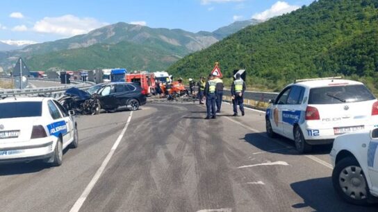 Aksident në aksin rrugor Elbasan-Prrenjas, përplasen 2 makina, një person i plagosur