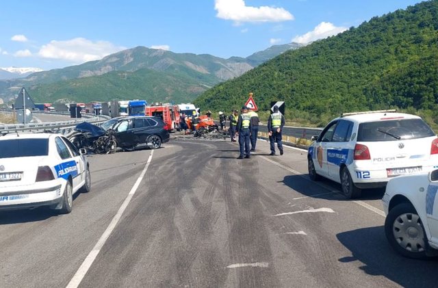 Aksident në aksin rrugor Elbasan-Prrenjas, përplasen 2 makina, një person i plagosur
