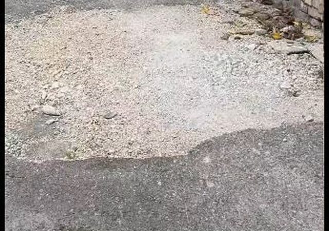 “Kam 3 muaj që lus menderen e atyre”, Erion Braçe akuzon bashkinë e Tiranës për rrugët copë-copë në Selitë (VIDEO)