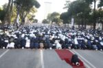 Kurban Bajrami/ Mijëra besimtarë myslimanë falin namazin në bulevardin ‘Dëshmorët e Kombit’ e gjithë Shqipërinë! Kreu i KMSH: Dita e solidaritetit