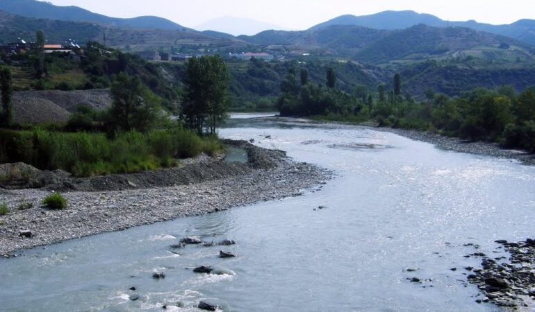 Rrëzohet aksidentalisht 60-vjeçari nga ura në Devoll, gjendet i pajetë në lumë