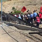 Protesta kundër resortit luksoz në Rrjoll/ Banorët shembin rrethimin prej hekuri dhe futen në kantier, përplasje me policinë