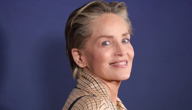 “A më godet që të ndihesh burrë?!”- Rrëfimi tronditës i aktores Sharon Stone: Babai im më hidhte nga shkallët dhe më rrihte!