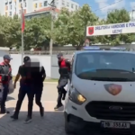 28-vjeçari është arrestuar nga Policia e Lezhës, pasi dyshohet se tentoi të vriste nënën 43-vjeçare të bashkëjetueses së tij
