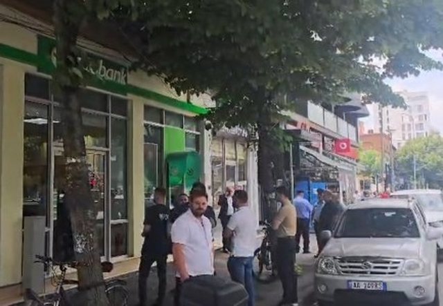 Mori një sasi parash në bankën “OTP” në Tiranë, autori i armatosur dhe i maskuar u largua me një skuter!