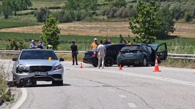 Aksident i rëndë në aksin Levan-Tepelenë, përplasen 5 automjete, kanë mbetur të plagosur tre persona, dy prej të cilëve shtetas gjermanë