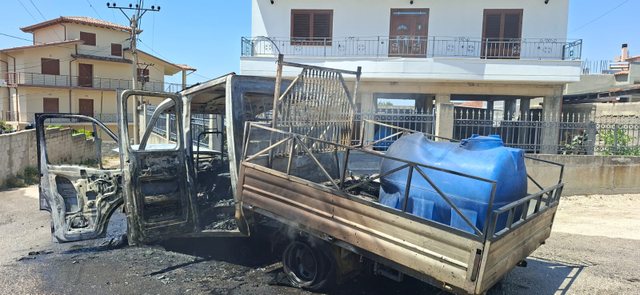 Panaja të Vlorës! 36-vjeçari i vë flakën një mjeti dhe qëllon me armë në ajër, shoqërohet në polici