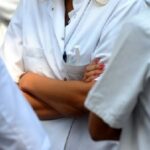 Vajza vrau me thikë nënën, mjekja vulosi kartelën ‘vdekje natyrale’, bluzat e bardha në protestë