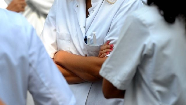 Vajza vrau me thikë nënën, mjekja vulosi kartelën ‘vdekje natyrale’, bluzat e bardha në protestë