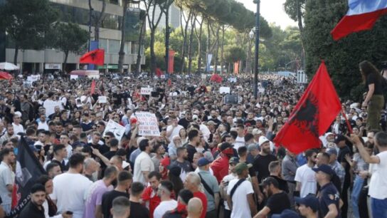 VIDEO\ Zvërneci i ngriti në këmbë/ Mbyllet dje protesta e tretë në Tiranë, qytetarët: Nesër sërish në shesh