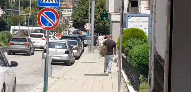 “Gjirokastra, kryeqyteti i rigonit: të rinjtë lanë ëndrrat dhe morën trastat.”
