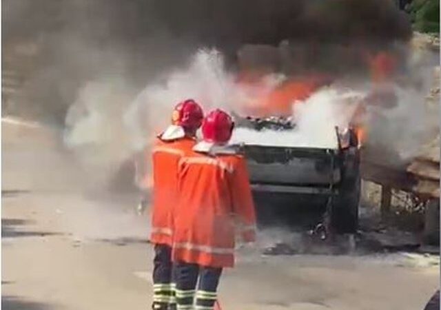 Në aksin Kuç-Qeparo, Shkrumbohet një automjet
