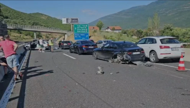 Aksident i rëndë pranë pikës kufitare në Morinë, 6 makina përplasen mes tyre
