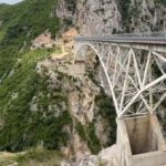 Mat\ Ishte duke u stërvitur, 33-vjeçari dyshohet se ra nga shkëmbi dhe u mbyt në lumë