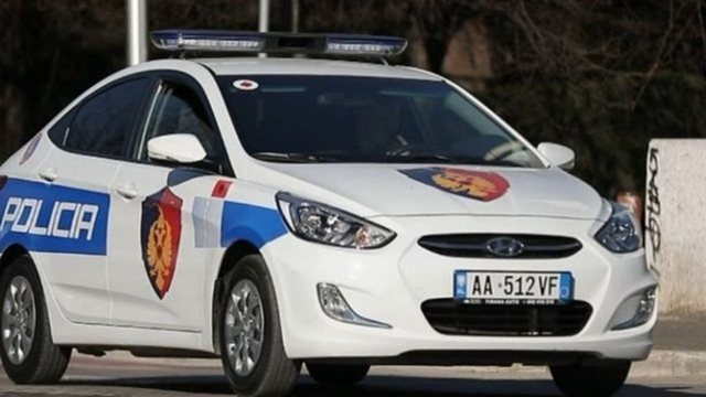 Berat, 15-vjeçari hyri në lumë për t’u larë, I ati i tij ka hyrë për ta shpëtuar por e ka nxjerrë djalin në breg pa shenja jete