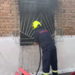 Humbi jetën nga zjarri, 70-vjeçari dyshohet se ia vuri vetë flakën shtëpisë